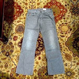 Hugo boss jean in gray the cut is boot cut. The size is W32 L32.